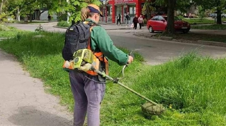 Час косити: як у Жовтих Водах проходить сезон покосів трави