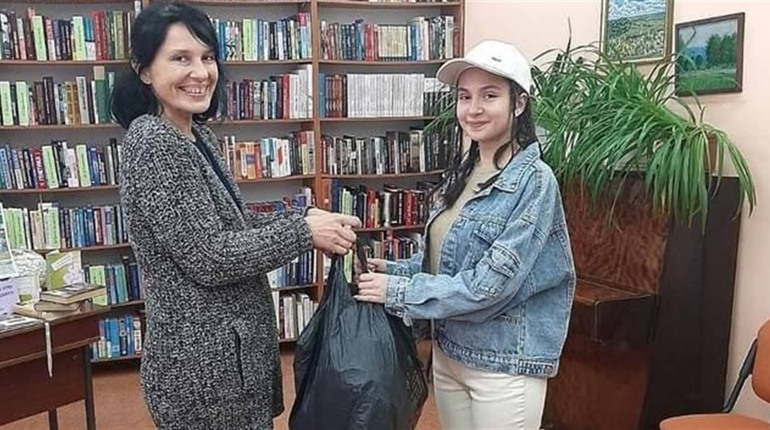 У Центральній бібліотеці збирають речі для переселенців