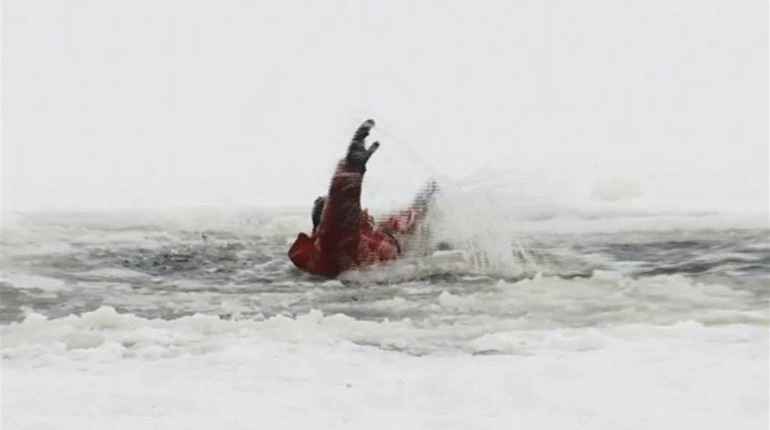 На Сватівському водосховищі двоє рибалок провалилися під лід