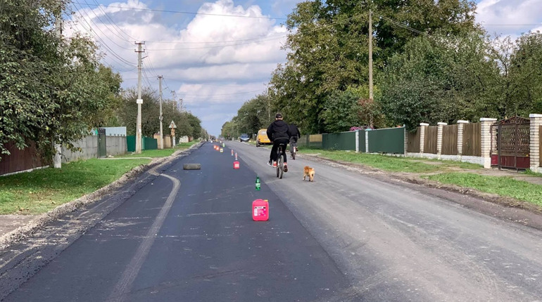 Свіжовстелений асфальт на вулиці Центральній у селі Острів вже вкрився дрібними ямами