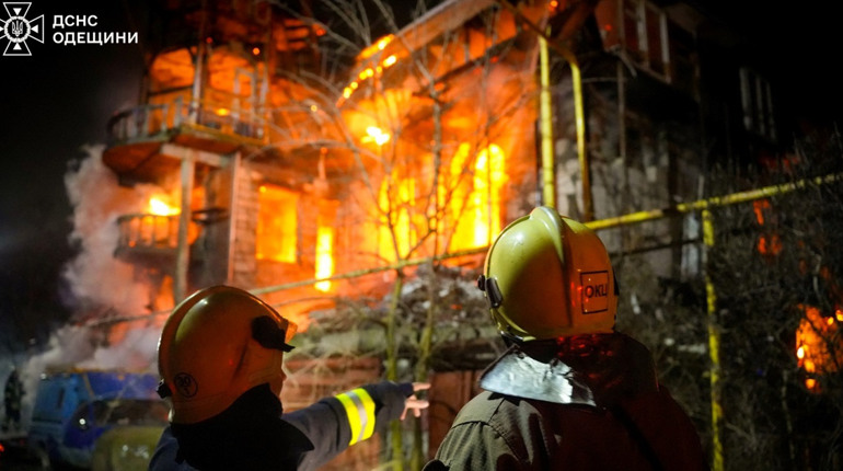 Пожежа під Одесою: у Молодіжному вогонь знищив триповерховий будинок
