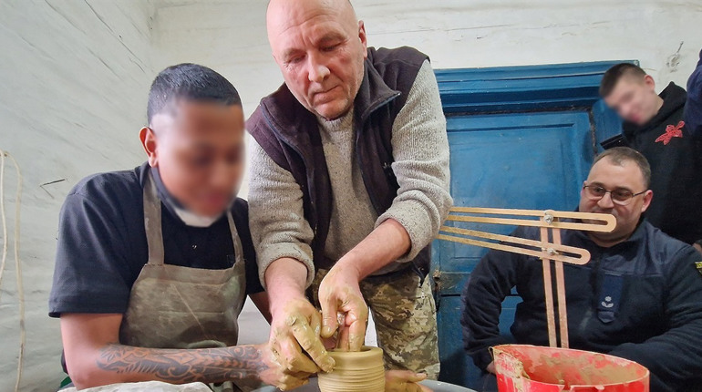 Глина, що лікує: у Стольному для поранених захисників провели майстер-клас з гончарства