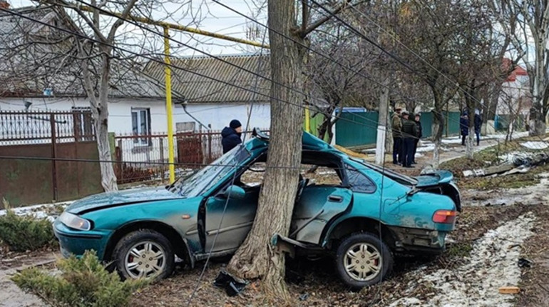 У Біляївці сталася ДТП. Водій зніс стовп, обняв дерево машиною, але залишився живим