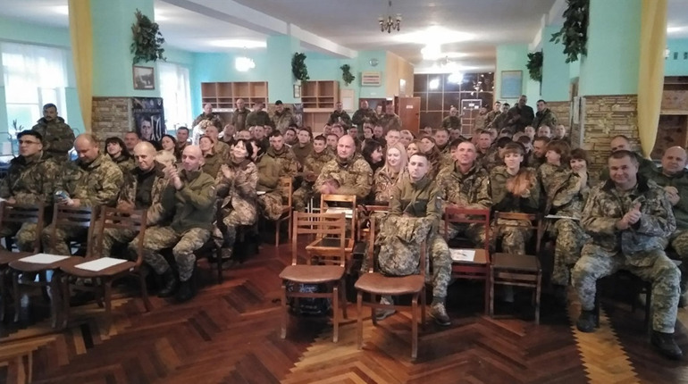 Первомайська гімназія №1 подарувала військовим святковий концерт