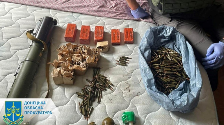 У Торецьку колишній поліцейський тримав під ліжком арсенал зброї: що загрожує зловмиснику?