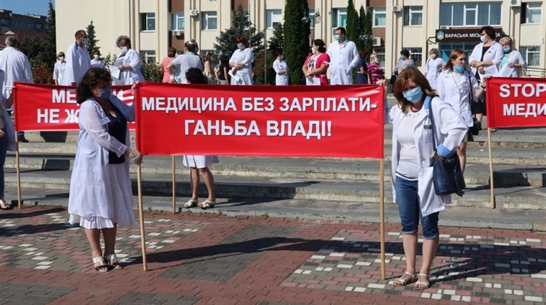 Залишилися без зарплати: у Вараші на акцію протесту вийшли медики (огляд соцмереж)