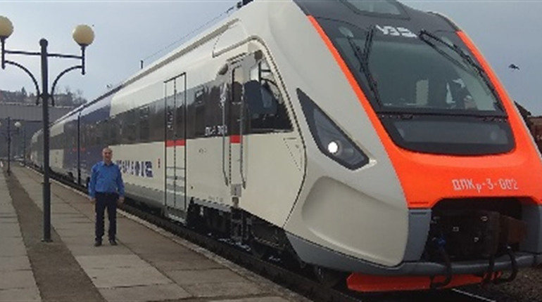 Як на станції Чортків сучасний дизель-потяг хизувався