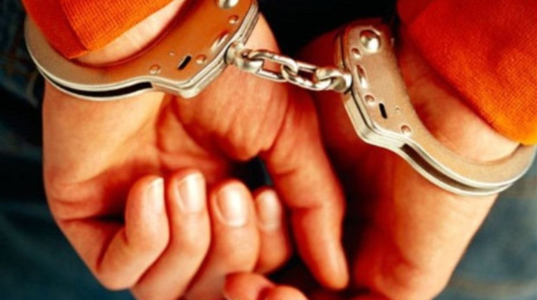 У Вараші затримали двох чоловіків, які викрали у місцевого жителя смартфон