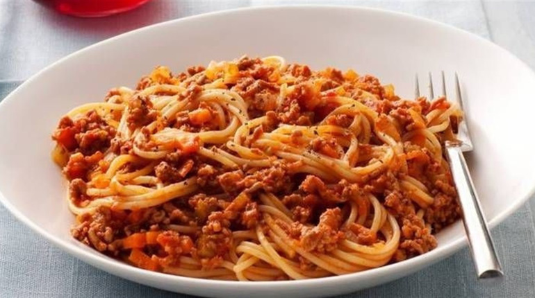 Макарони по-флотськи з фаршем в сковороді