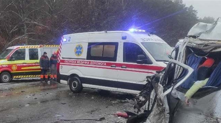 На автодорозі Чернігів-Мена обмежено рух. Там працюють рятувальники, медики та поліцейські