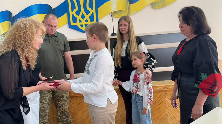 У Жмеринському районі відзначили сімох загиблих Захисників. Серед них — барчанин Вадим Казьмірук