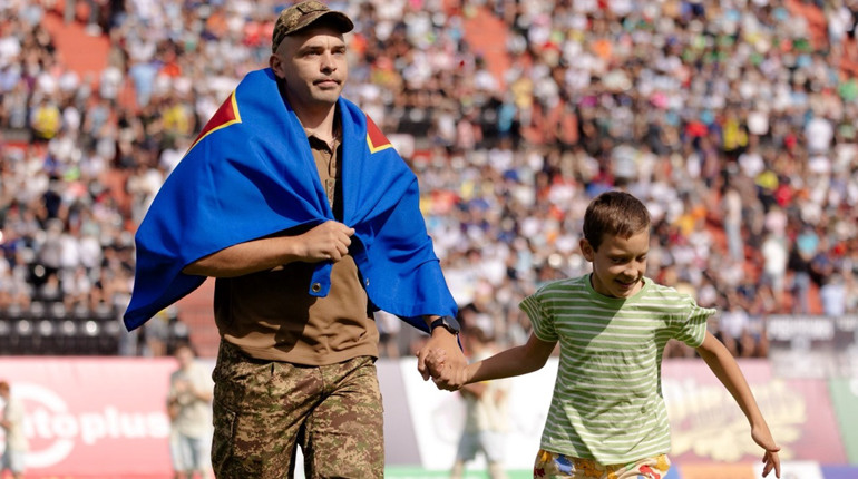 Символічний удар: нетішинський нацгвардієць і його син відкрили матч «Верес» – «Шахтар»