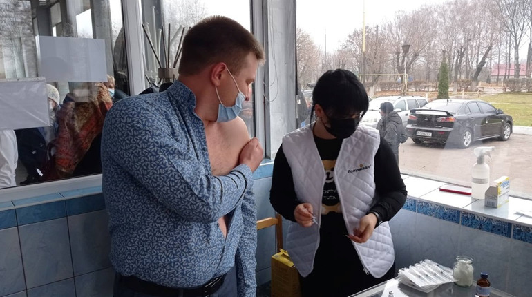 З 31 січня відсторонюватимуть від роботи нещеплених медиків, комунальників та місцевих урядовців