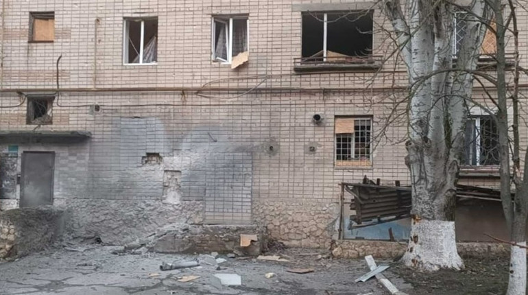 Окупанти зранку масовано атакували Херсон: пошкоджені будинки, є загиблі та поранені