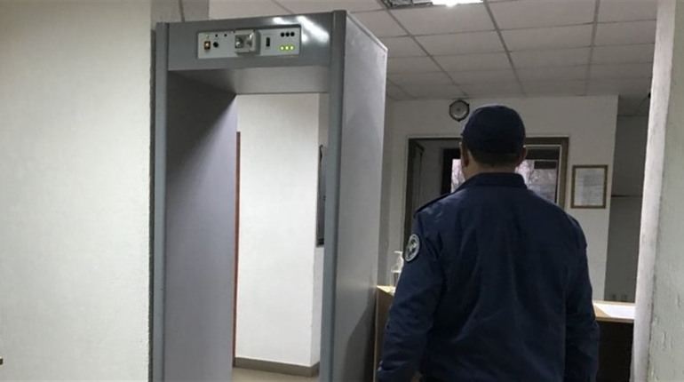 Пістолети, ножі, газові балончики та електрошокер: що носять з собою відвідувачі суду у Звягелі
