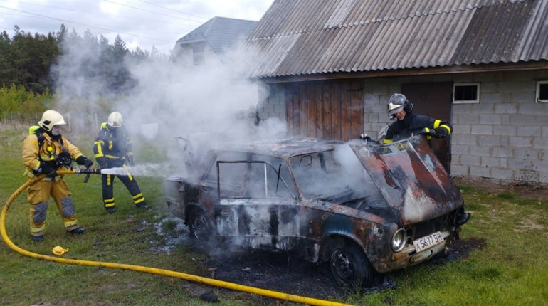 У селі на Сарненщині вщент згоріло авто