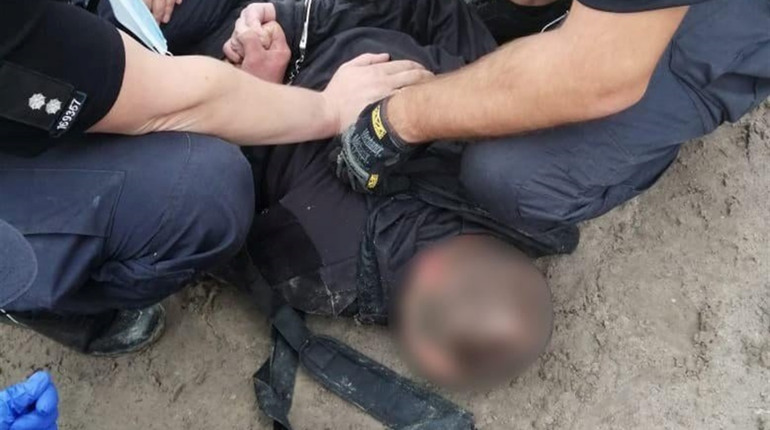 У Чернігові чоловік, забігши в аптеку, погрожував провізорам ножем і вимагав у них гроші