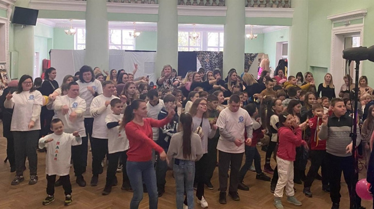 “Посміхнись сонцю”: у Дрогобичі провели захід, щоб розповісти про потреби людей з синдромом Дауна