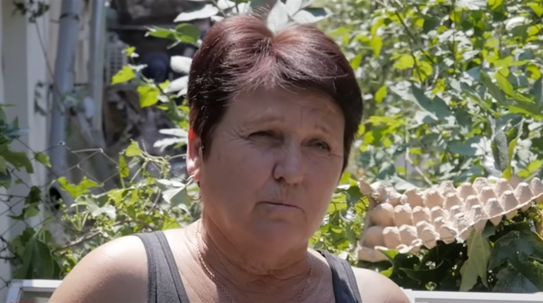 «Можна я заматюкаюсь?» Родина ВПО з Херсонщини постраждала від російського обстрілу Миколаєва