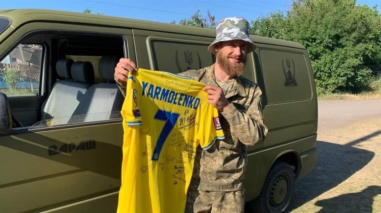 Вараські волонтери доставили на передову авто, гумвантаж і футболку з автографами зірок