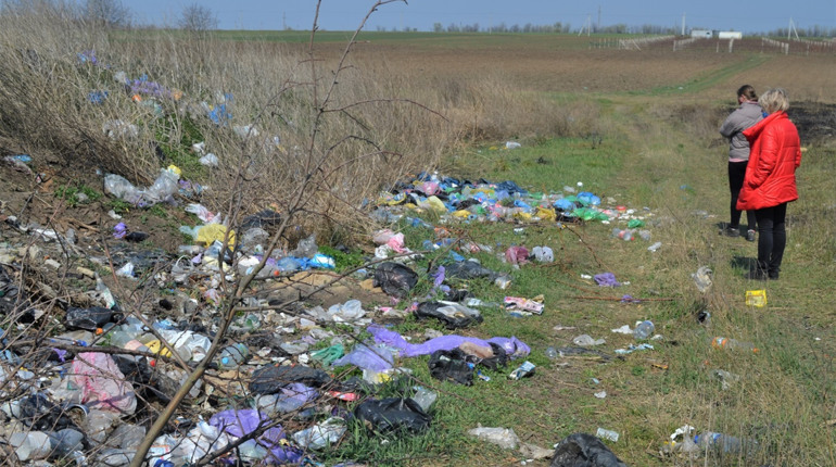 В Біляївці виявили два звалища в зріст людини. Нова порція сміття на розчищеній ділянці в Мирному