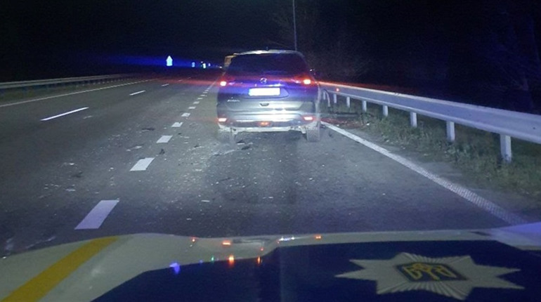 У Переяславі на парковці не розминулися два легковики, а за містом – мікроавтобус та автівка