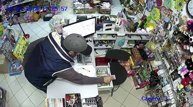 За викрадення восьми тисяч гривень з каси магазину в Біляївці, двох парубків відправили за грати 