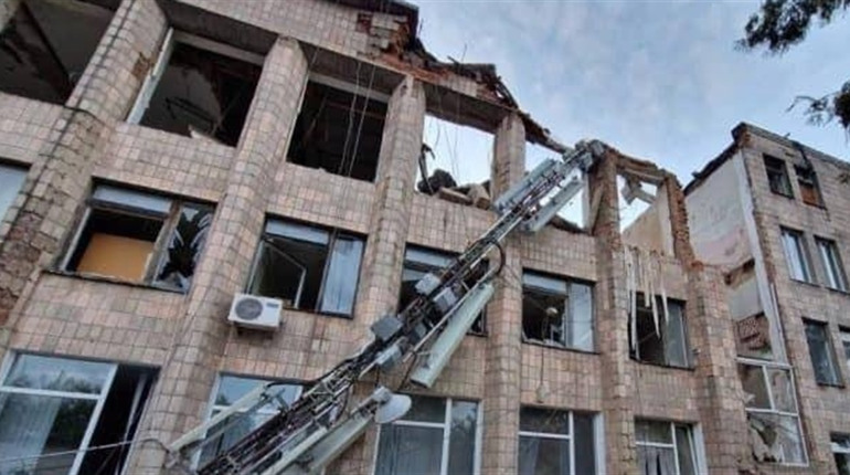 Обстріл Семенівки на Чернігівщині: зруйнували міську раду