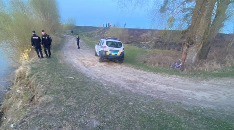 У водоймі на Дубровиччині знайшли трирічного хлопчика: тривають пошуки ще однієї дитини