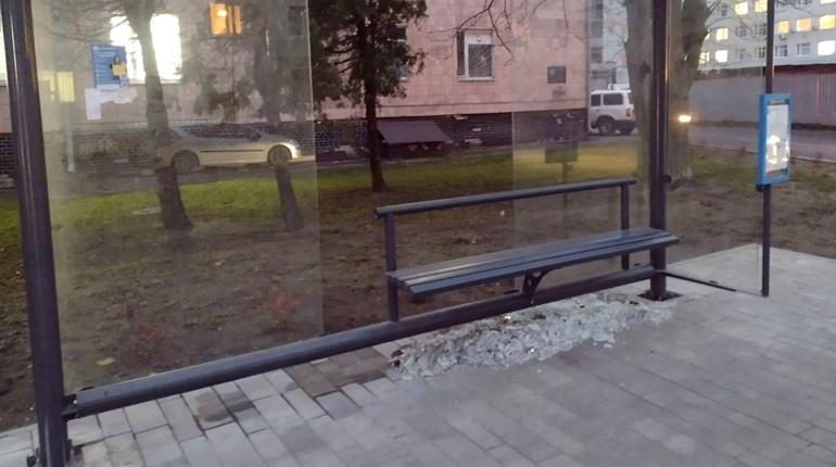 У Звягелі хтось навмисно розбиває скляні конструкції на зупинках громадського транспорту