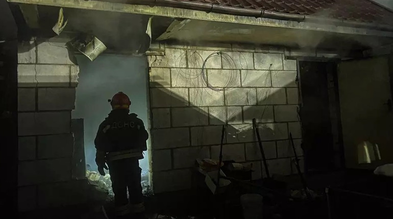 У Глухові по вулиці Черешнева сталася пожежа в житловому секторі (ВІДЕО)