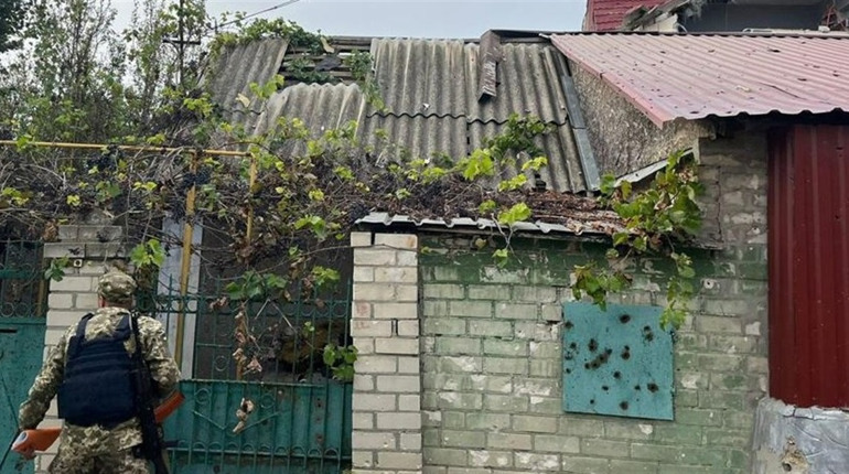 Ворог обстріляв передмістя Херсона, поранивши двох людей