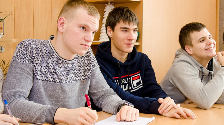 Старшокласники сватівської школи вчаться спростовувати історичні фейки. Наприклад, про Бандеру