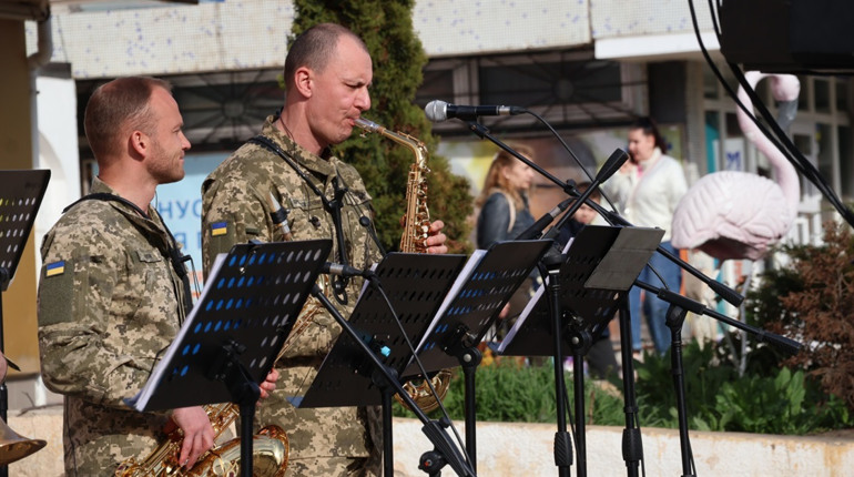 Музика задля перемоги: у Південноукраїнську військовий оркестр зібрав понад 30 тисяч для ЗСУ