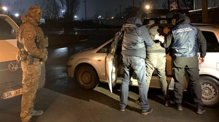 Спалили автівку правоохоронця: у Херсоні менш як за добу затримали автопаліїв