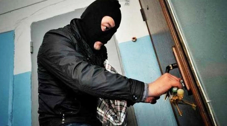 Затримали серійного злодія, який обкрадав квартири у Вараші