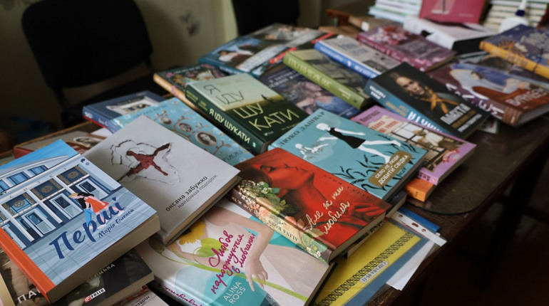 Глухівська бібліотека отримала чимало нових книжок. Розказуємо, що можна почитати