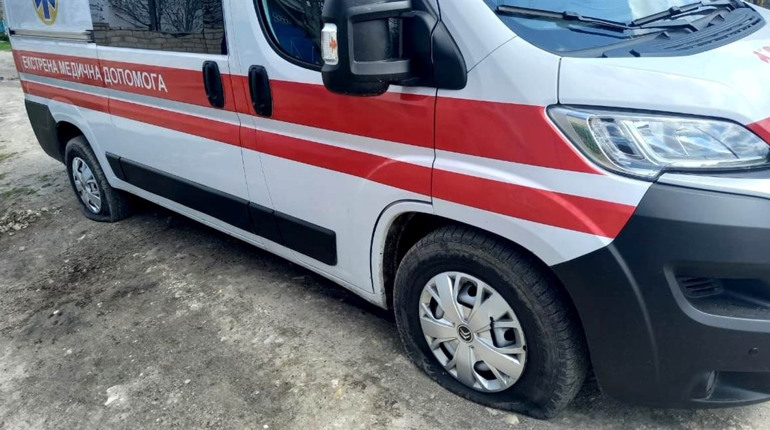 На Херсонщині окупанти з дрону атакували автомобіль «швидкої»: поранені медики, які їхали на виклик