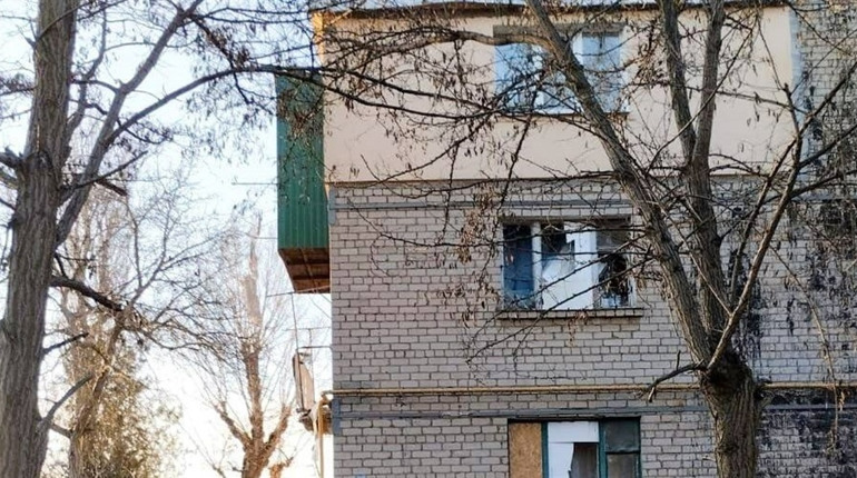 На Херсонщині окупанти завдали ударів по багатоповерхівкам, приватним будинкам та автівкам