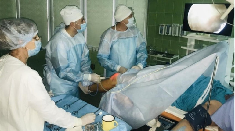 В Нетішинській медсанчастині почали лікувати патології колінних суглобів найсучаснішим методом