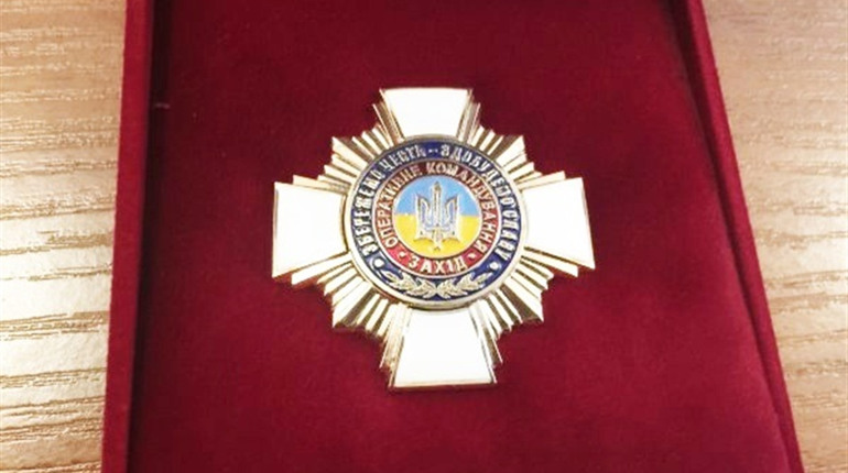 Військові вручили почесні відзнаки і грамоти волонтерам Володимиреччини