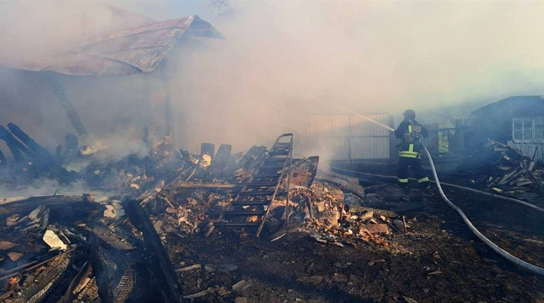 Внаслідок обстрілів росіян на Глухівщині горів житловий будинок та пошкоджено лінію електропередач