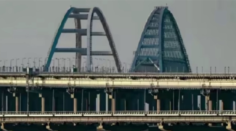 Пролунали потужні вибухи: окупанти на сім годин закрили Кримський міст