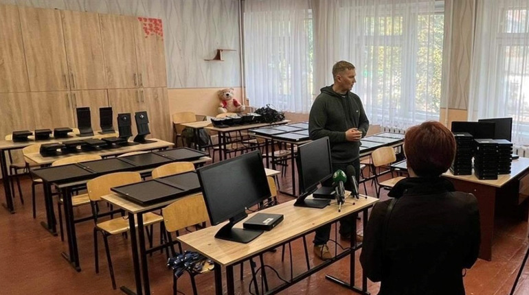 500 комп'ютерів та шкільне приладдя для шкіл Чернігівщини передали благодійники з Чехії