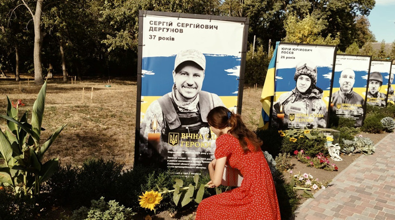 Єдність у скорботі: Дмитрівська громада береже світлу пам'ять про загиблих Героїв