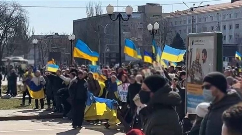 Судитимуть 14 військовослужбовців рф, які причетні до силових розгонів мітингів у Херсоні