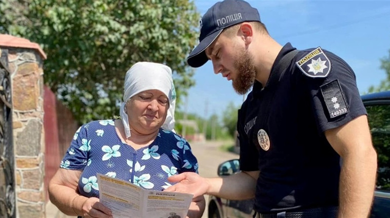 Знати та вміти захиститись від шахраїв: на Первомайщині шериф навчав мешканців однієї з громад