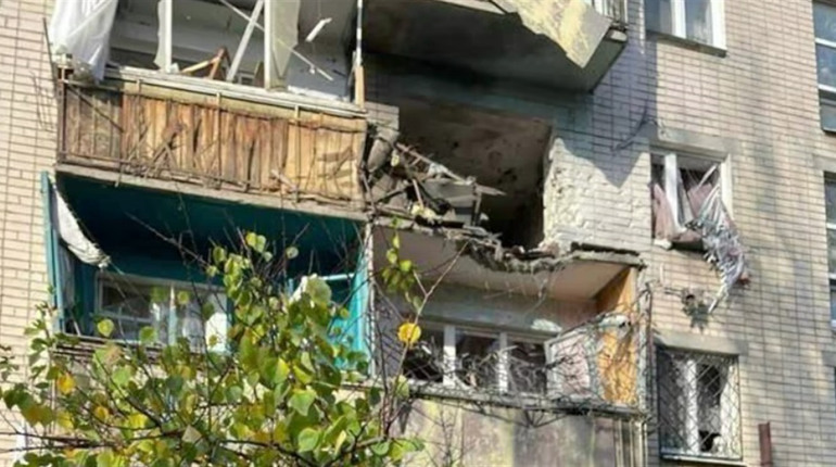 Росіяни вдарили по Острову в Херсоні: загинув літній чоловік, ще троє постраждали