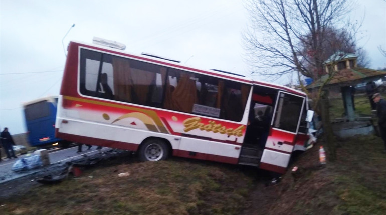 На Волині пасажирський автобус сполученням «Вараш-Львів» зіткнувся з мікроавтобусом