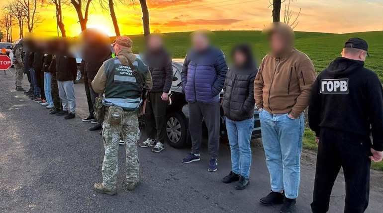 Тур за 12 тисяч доларів: в Подільському районі прикордонники затримали кортеж із 13 ухилянтів